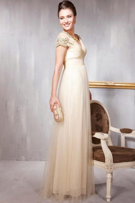 Malinaw na mga accessory para sa isang beige evening dress