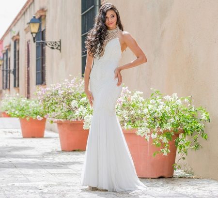 White evening dress mula kay Giovanni na may kuwintas