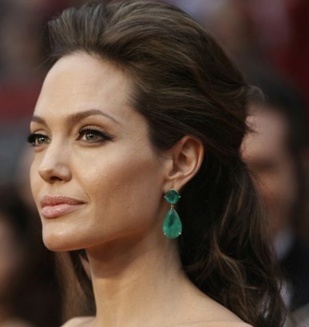 Ang makeup ni Angelina Jolie sa emerald dress