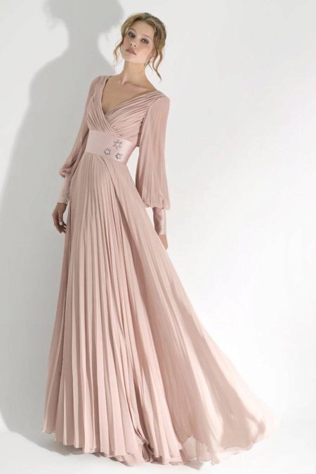 Chiffon evening dress na may sleeves