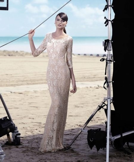 Floor length evening dress na may lace sleeves
