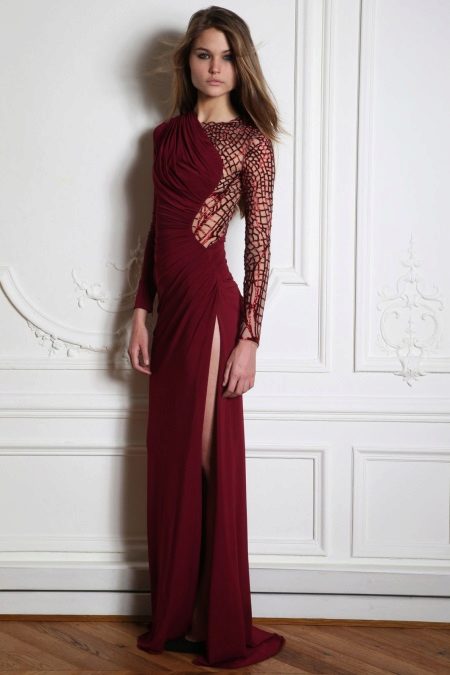 Floor-length evening dress na may mga sleeves ng puntas