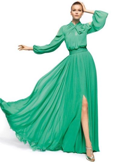Green evening dress na may mahabang sleeves