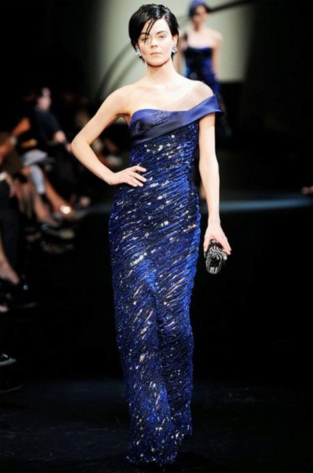 Blue evening dress mula sa Armani