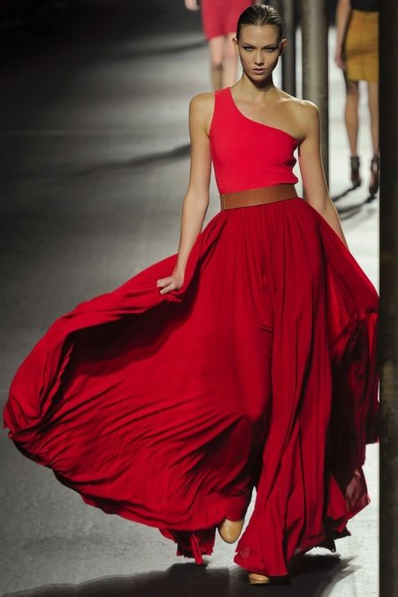 Gabi na damit mula sa Lanvin pula