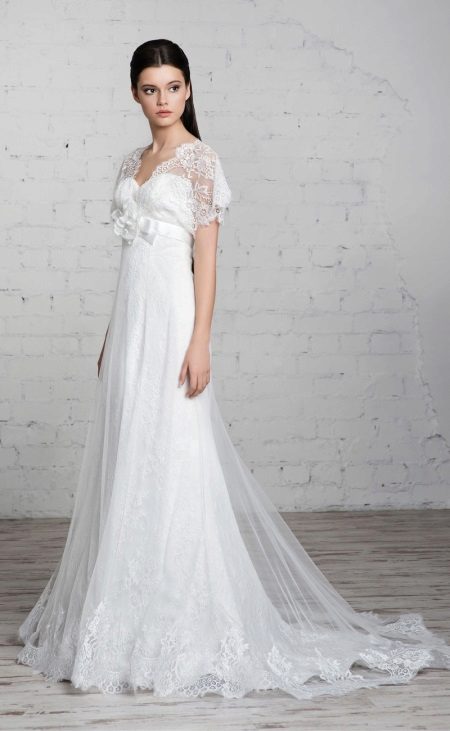 Kasal damit na may maikling lace sleeves