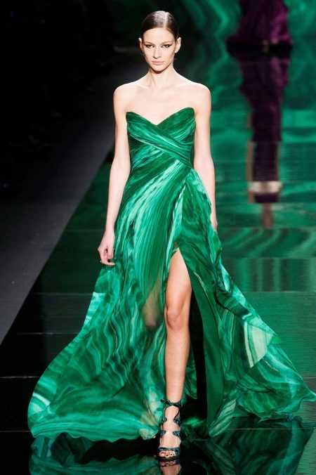 Green dress na may slit evening