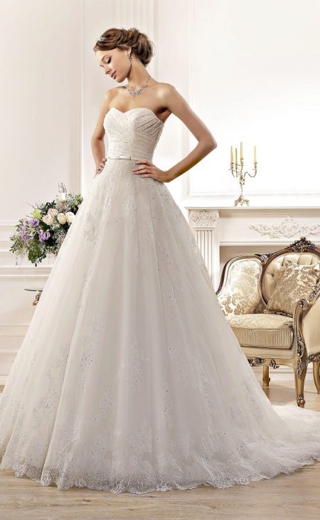 Kasal damit mula sa koleksyon ng Idylly sa pamamagitan ng Naviblue Bridal na may tren