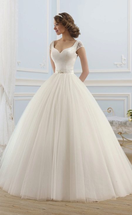 Mahusay na damit ng kasalan mula sa ROMANY collection mula sa Naviblue Bridal