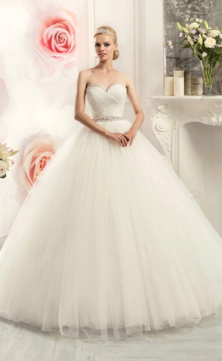 Ang kasuutan sa kasalan ay ang pinaka-kahanga-hanga ng koleksyon ng Brilyano sa pamamagitan ng Naviblue Bridal