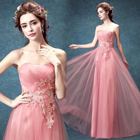 Larawan ng bride para sa rosas na damit ng kasal
