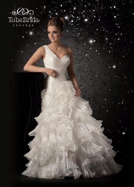 Multi Layer Wedding Dress sa pamamagitan ng Upang Maging Nobya 2011