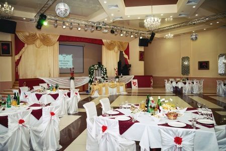 Hall decoration sa pula