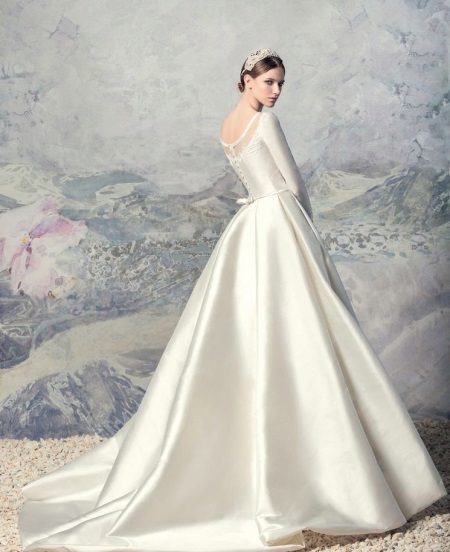 A-line wedding dress na may tren