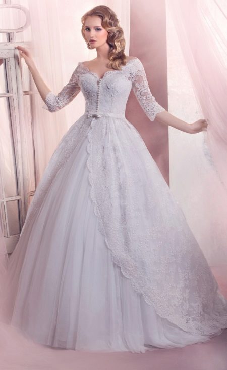 Napakaganda ng damit ng kasal na may mga sleeves sa estilo ng isang prinsesa