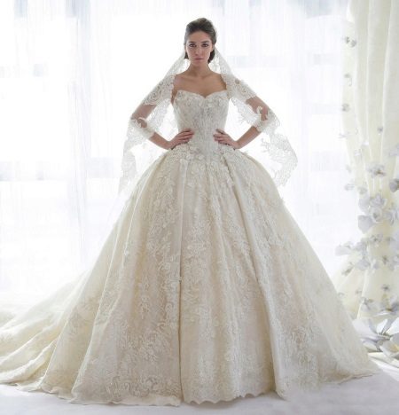 Ang pinakamagandang dress sa kasal ay kahanga-hanga