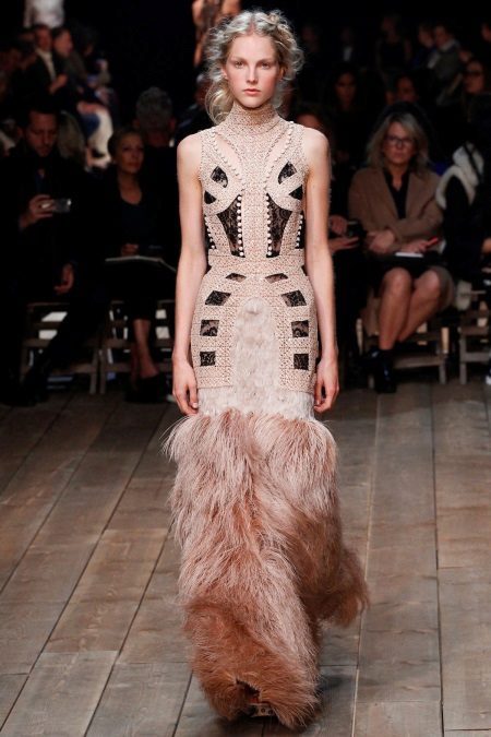 Gabi na damit mula kay Alexander McQueen