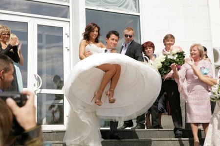 Wedding dress na may crinoline ni Ani Lorak
