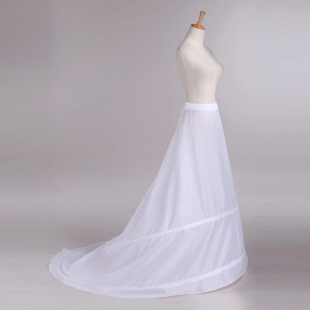 Crinoline para sa isang kasal damit na may isang tren na may isang singsing