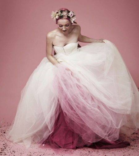 Napakaganda ng damit ng kasal na may multi-layered petticoat