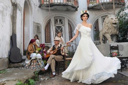 A-line wedding dress na may petticoats