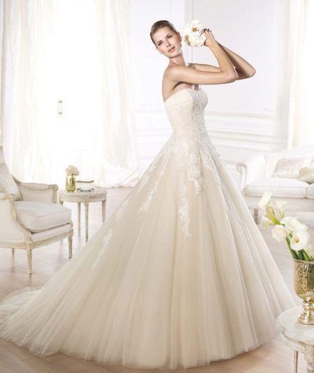 Kasal damit mula sa koleksyon ng GLAMOR mula sa Pronovias Ivory