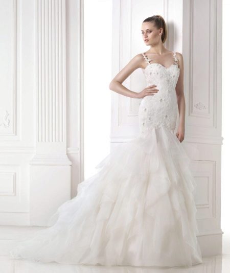 Kasal damit mula sa koleksyon ng DREAMS mula sa Pronovias sa isang multi-layered palda