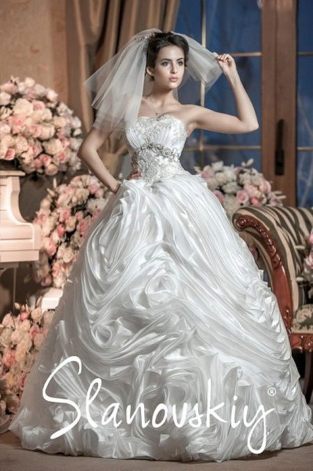 Napakarilag Wedding Dress sa pamamagitan ng Slanowski