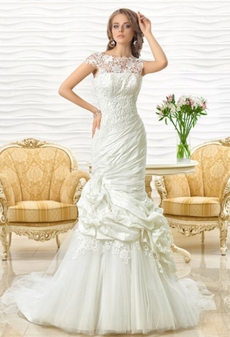 Mermaid wedding dress na may isang kumplikadong hiwa