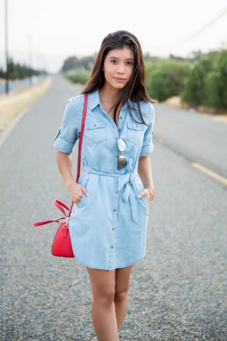 Blue dress na may pulang accessories