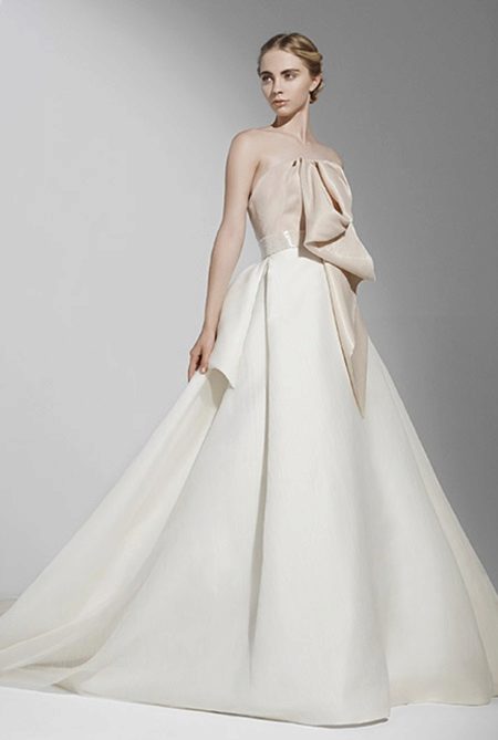 A-line wedding dress na may bow