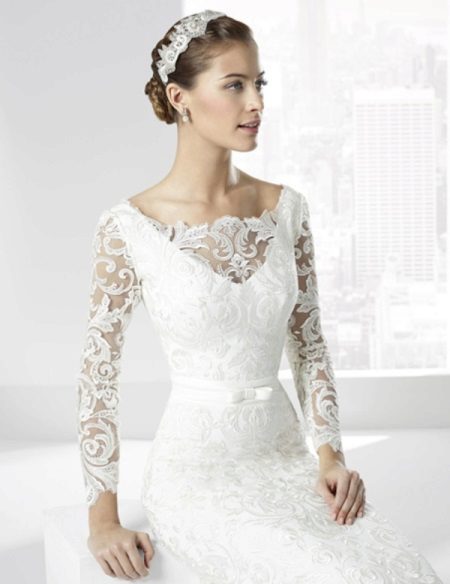 Classic na damit ng kasal na may ilusyon neckline