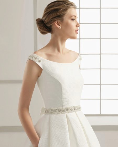 Classic Wedding Dress na may sinturon