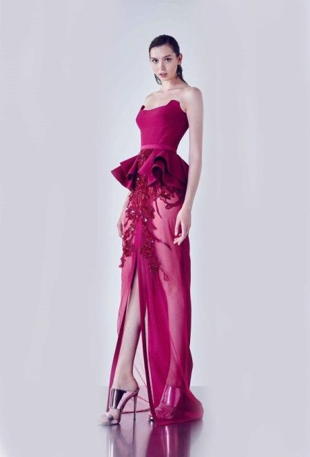 Fuchsia dress na may pilak na high-heeled sandals