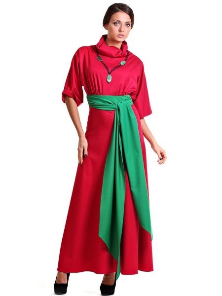 Crimson dress na may berdeng sinturon at kuwintas