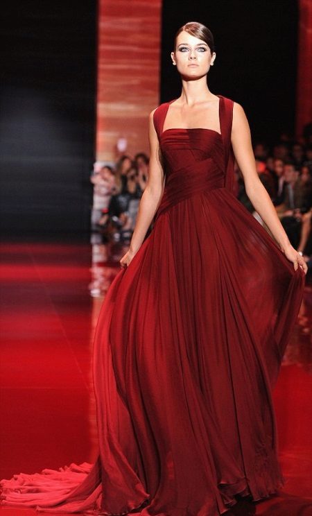 Crimson dress para sa corporate party