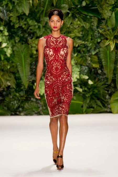 Crimson dress na may mga murang beige