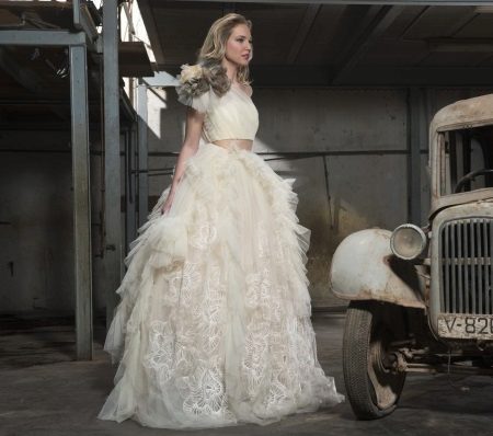 Malambot na puting chiffon dress