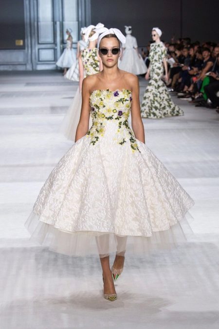 Kasal damit mula sa Giambattista Valli napakaganda maikling