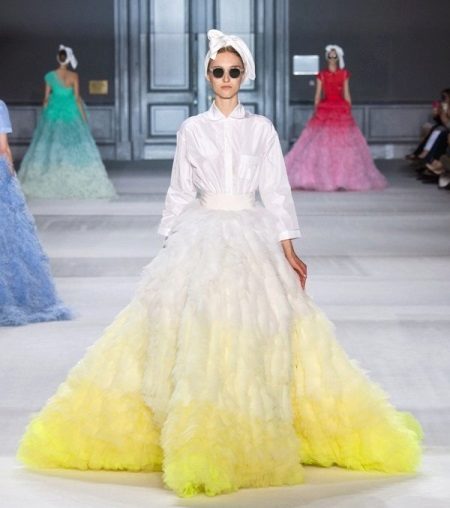 Giambattista Valli kulay damit na pangkasal
