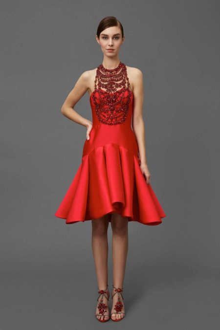 Pagpili ng mga dekorasyon para sa Midi evening dress