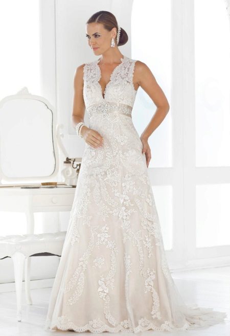 Lacy evening dress puti para sa mga buntis na kababaihan