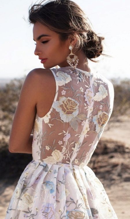 Gatas na damit na may turkesa burda
