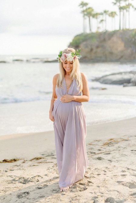 Maternity Dress na may V-Neck