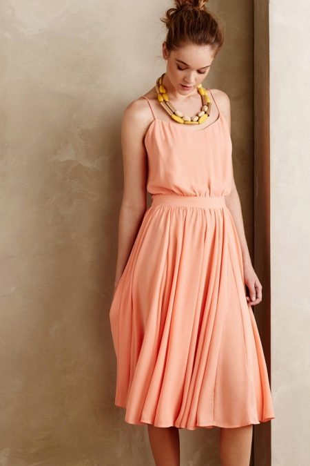 peach dress na may isang palakpakan palda