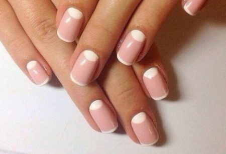 French manicure na may isang peach dress
