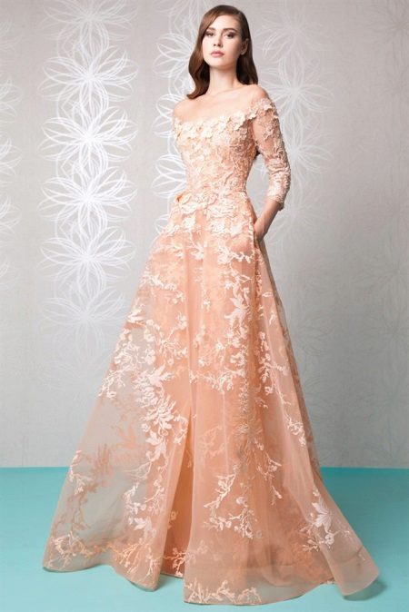 Peach dress na may burda