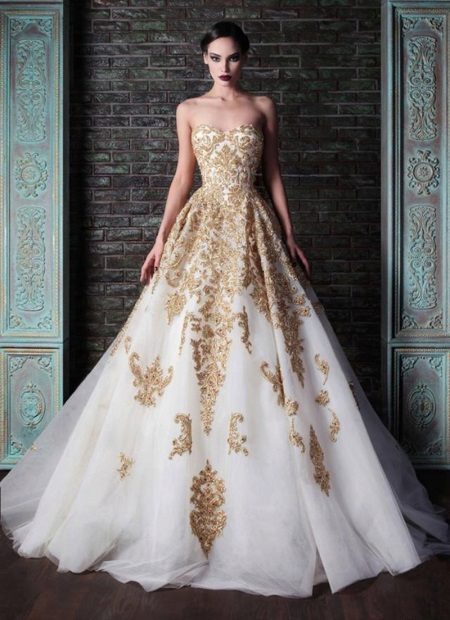 Fluffy long white dress with lace