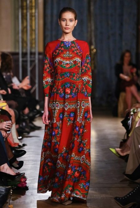 Red dress sa estilo ng Ruso