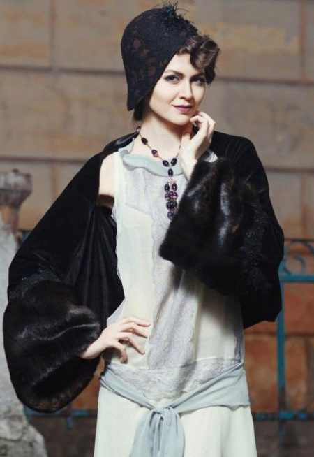 Gatsby Grey Dress na may Black Hat at Boa